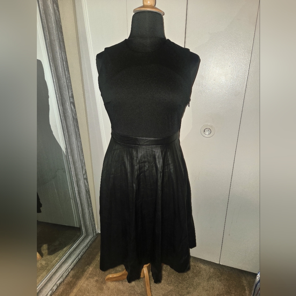 Chic Black Sleeveless Leather Pleated Midi Dress